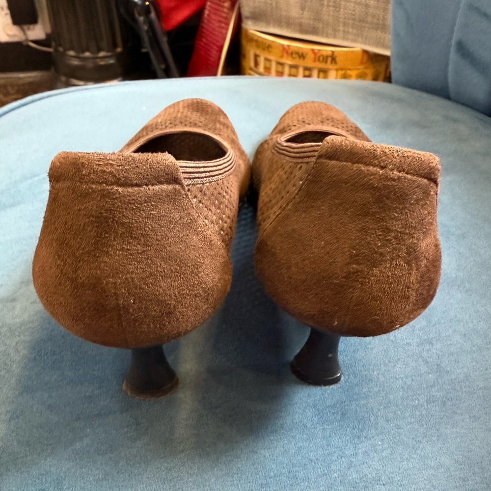 Stuart Weitzman Brown Suede Perforated Kitten Heels Size 7.5 - Picture 3 of 5